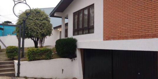 Casa com 4 dormitórios para alugar, 162 m² por R$ 4.100/mês – Cristo Rei – Curitiba/PR